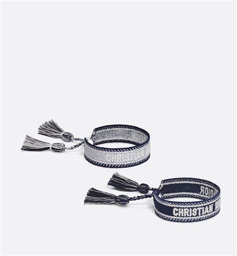 Meet the only string bracelet to be seen in this summer